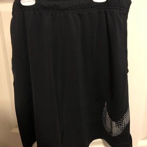 Black nike men’s basketball shorts